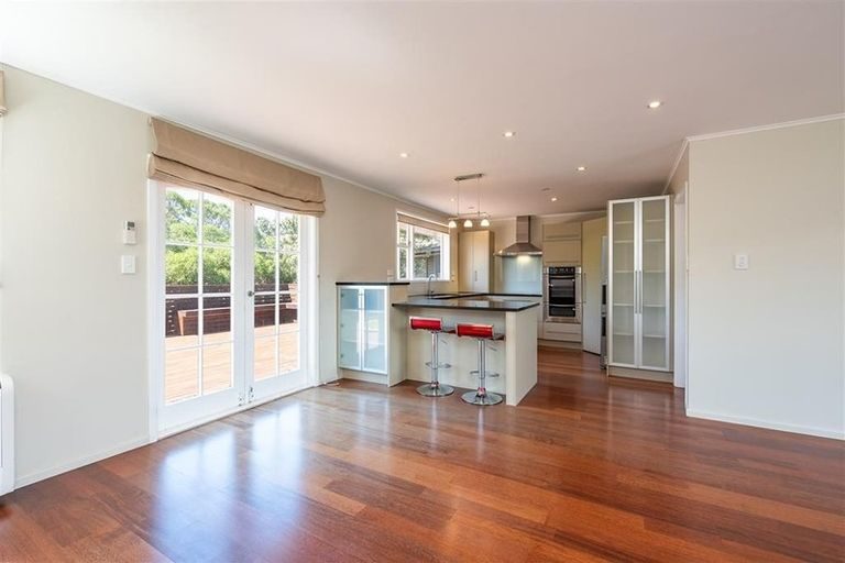 15 Westview Grove, Miramar, Wellington - Carousel 15