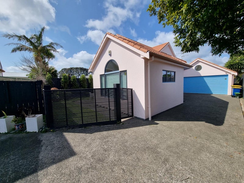 83B Old Lake Road, Narrow Neck, Auckland - Carousel 2