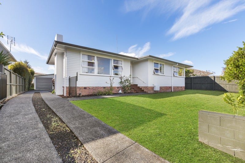 39 Paragon Avenue, Beach Haven, Auckland - Carousel 1