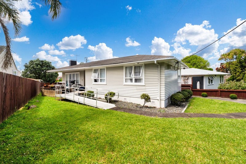 39 Coniston Avenue, Te Atatu South, Auckland - Carousel 1