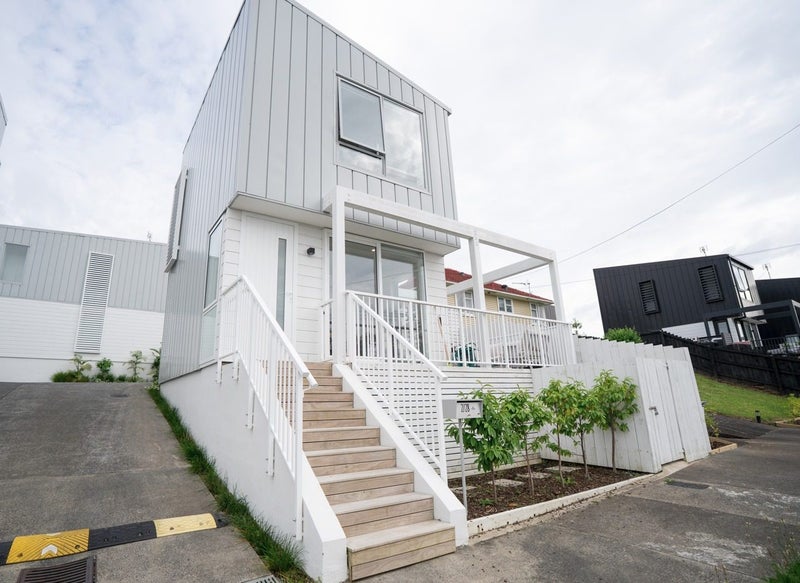 2/28 Leybourne Circle, Glen Innes, Auckland - Carousel 1