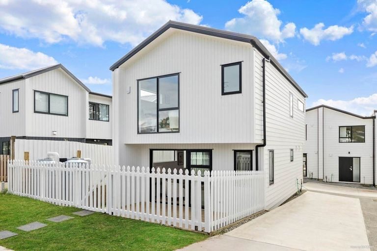 17E Granville Drive, Massey, Auckland - Carousel 1