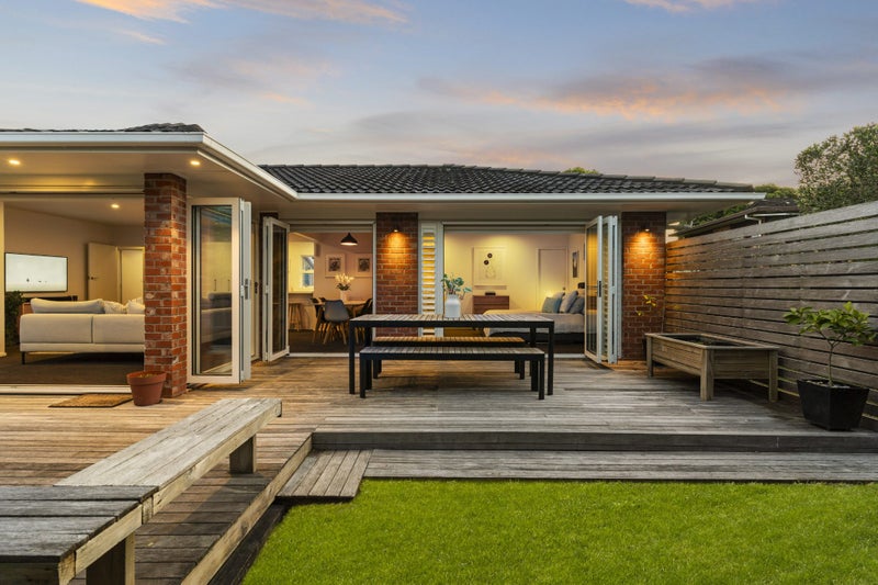 2/3 Knightsbridge Drive, Forrest Hill, Auckland - Carousel 1