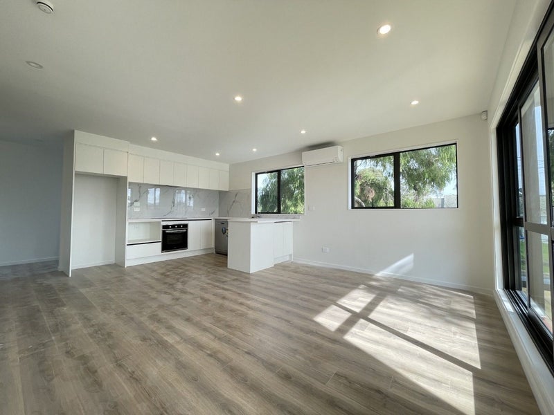10D Erima Avenue, Point England, Auckland - Carousel 2