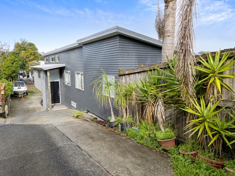 8A Norman Road, Titirangi, Auckland - Carousel 1