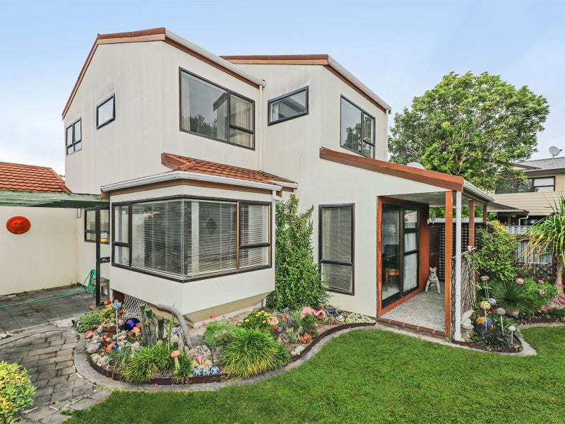 1/12 Lannie Place, GREENMEADOWS, NAPIER - Carousel 1