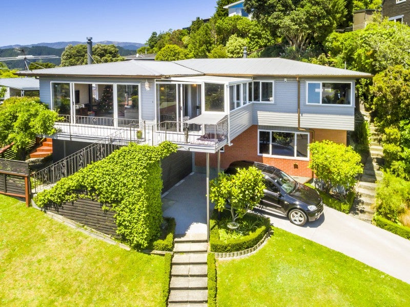2 Kenilworth Grove, Silverstream, Upper Hutt - Carousel 1