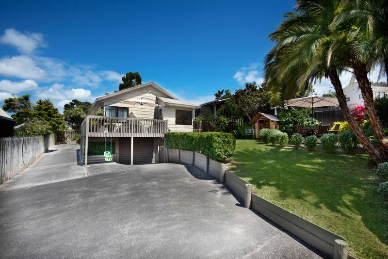 1/16 Atlantis Place, Totara Vale, Auckland - Carousel 1