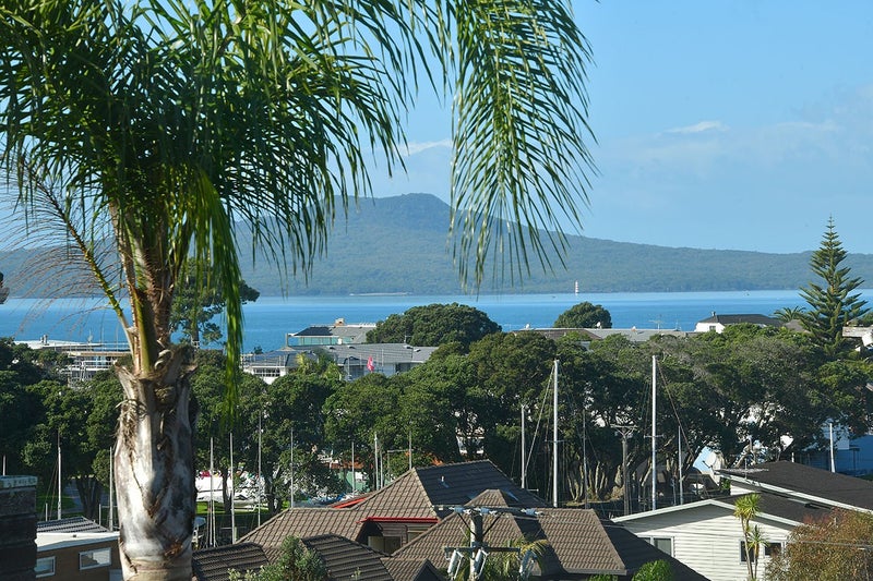 2/23 Commodore Parry Road, Castor Bay, Auckland - Carousel 2