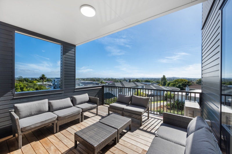 12/8 Bennett Road, Pakuranga, Auckland - Carousel 1