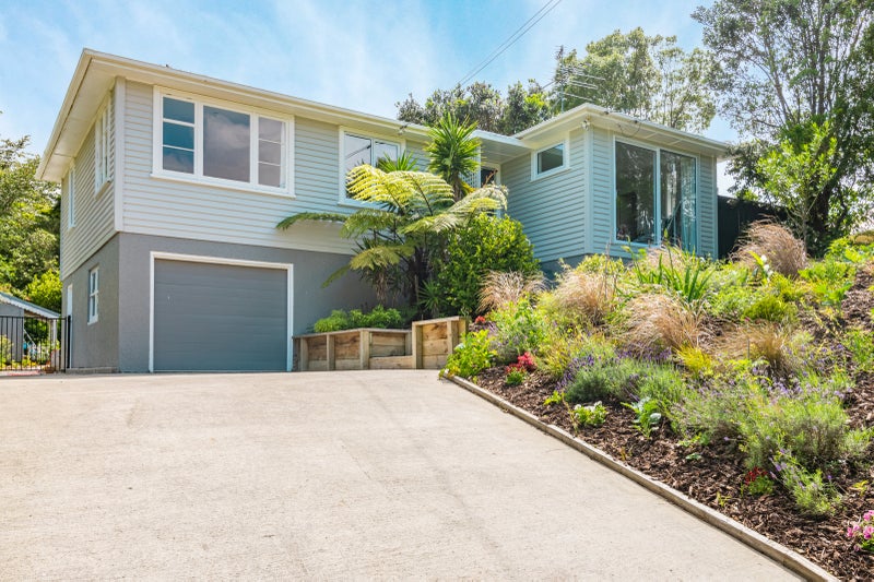 8 Tui Terrace, Tawa, Wellington - Carousel 1