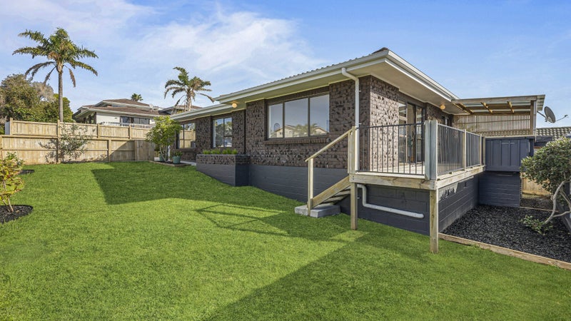 2 Bay Vista Drive, Red Beach, Whangaparāoa - Carousel 1