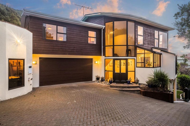 27 Leeward Drive, Whitby, Porirua - Carousel 1