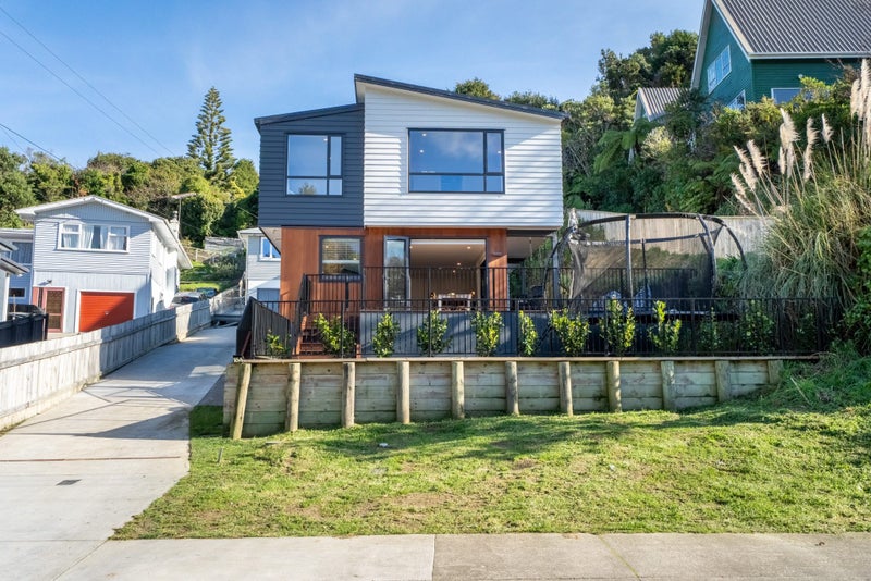 16 Wilfred Street, Tawa, Wellington - Carousel 1