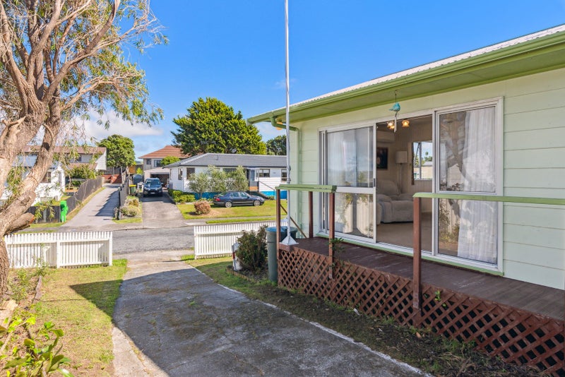 17 Clipper Street, Titahi Bay, Porirua - Carousel 2