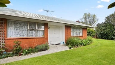 13A Lorraine Place, Glenview, Hamilton - Carousel 1