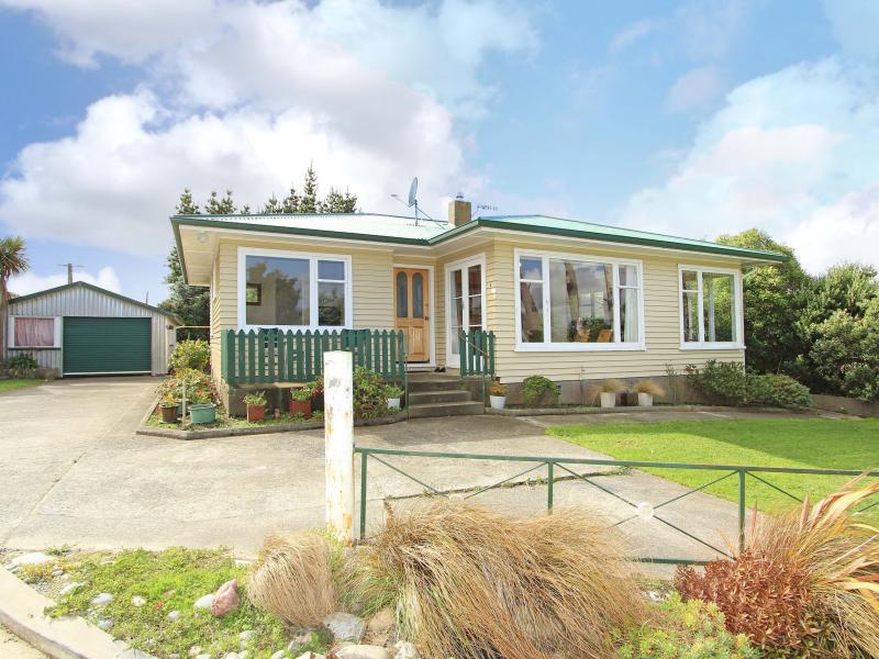 6 Catherine Grove, Tirohanga, Lower Hutt - Carousel 2