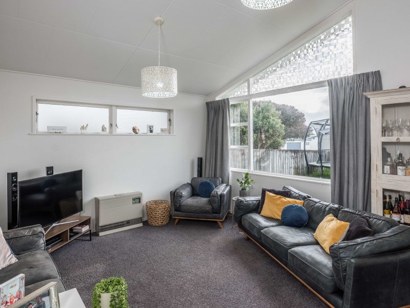74 Gray Avenue, Paraparaumu Beach, Paraparaumu - Carousel 2