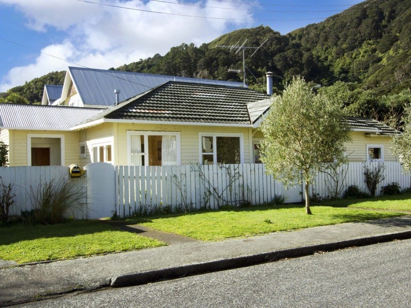 2 Kauri Street, Eastbourne, Lower Hutt - Carousel 1