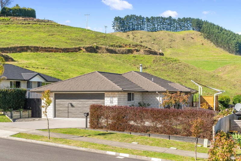 240 Ballintoy Park Drive, Welcome Bay, Tauranga - Carousel 2