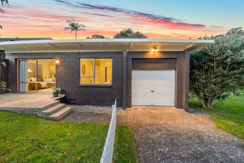 1/2 Wyvern Place, Glenfield, Auckland - Carousel 1