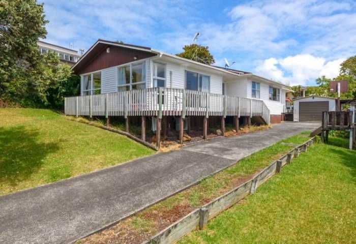 5 Nor'East Drive, Northcross, Auckland - Carousel 1