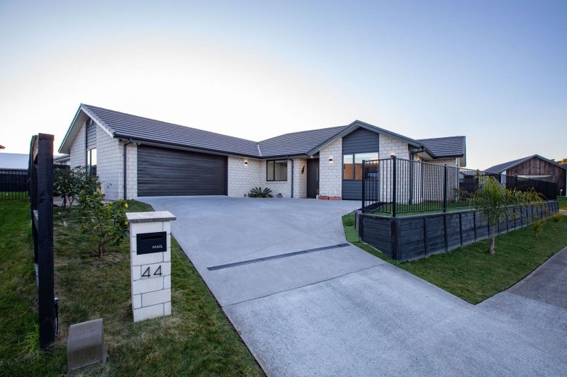 44 The Meadows Drive, Flagstaff, Hamilton - Carousel 1