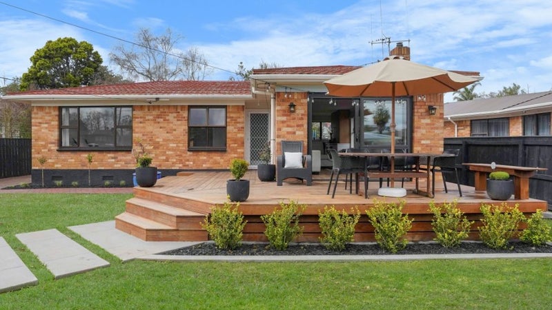 16 Holloway Place, Forest Lake, Hamilton - Carousel 1