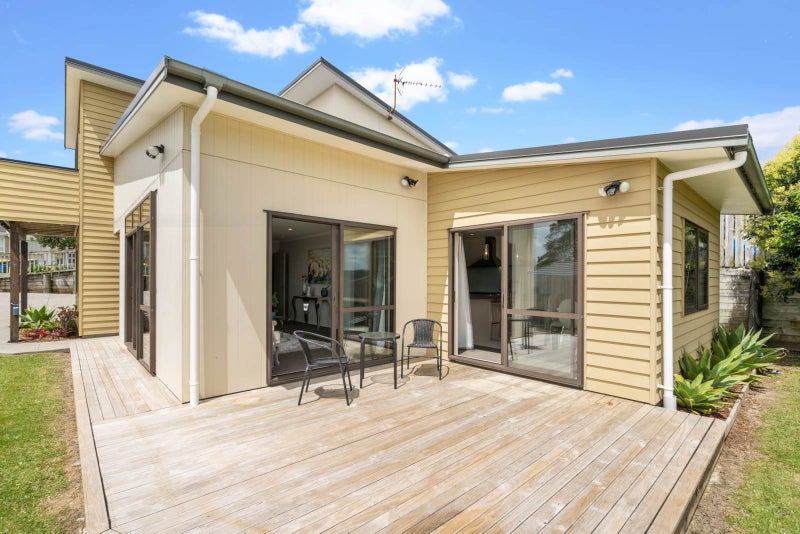 52 Tiriwa Drive, Massey, Auckland - Carousel 1