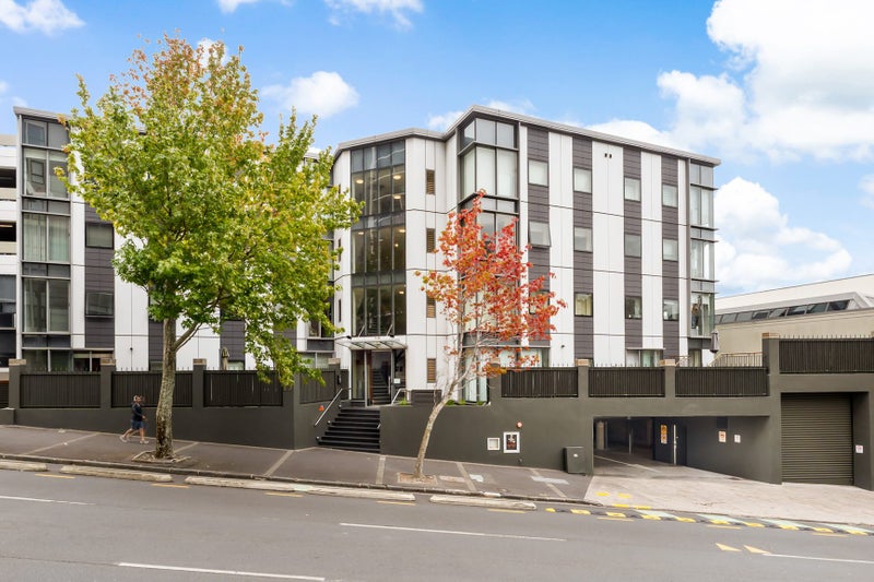 3Y/15 Nelson Street, Auckland Central, Auckland - Carousel 1