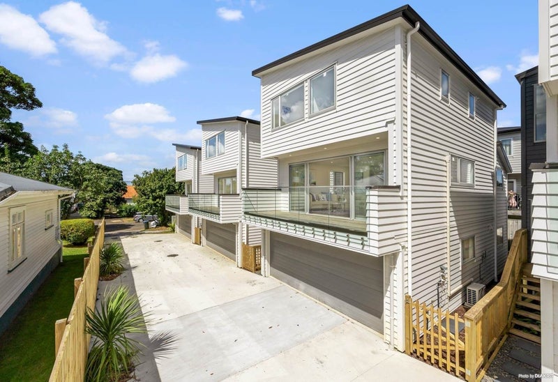 7D Waddell Avenue, Point England, Auckland - Carousel 2