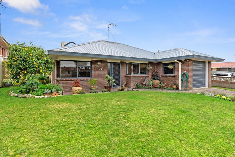 1 Mabian Crescent, Deanwell, Hamilton - Carousel 1