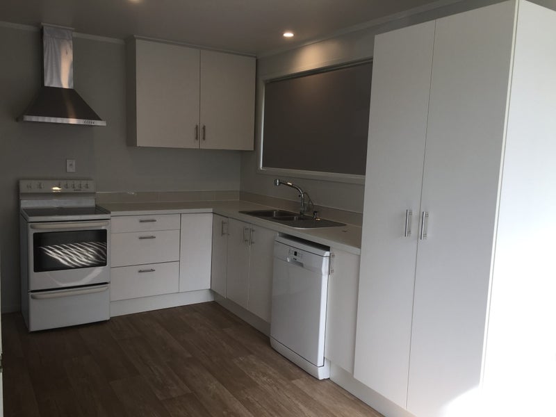 17B Lipton Grove, Ōpaheke, Papakura - Carousel 2