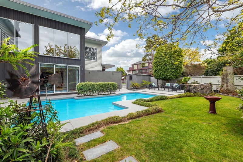 2 Tarahanga Street, Northcote, Auckland - Carousel 2