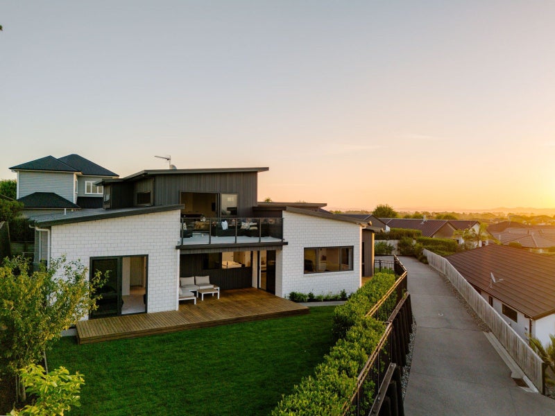 16 Rose Berry Crescent, Flagstaff, Hamilton - Carousel 2