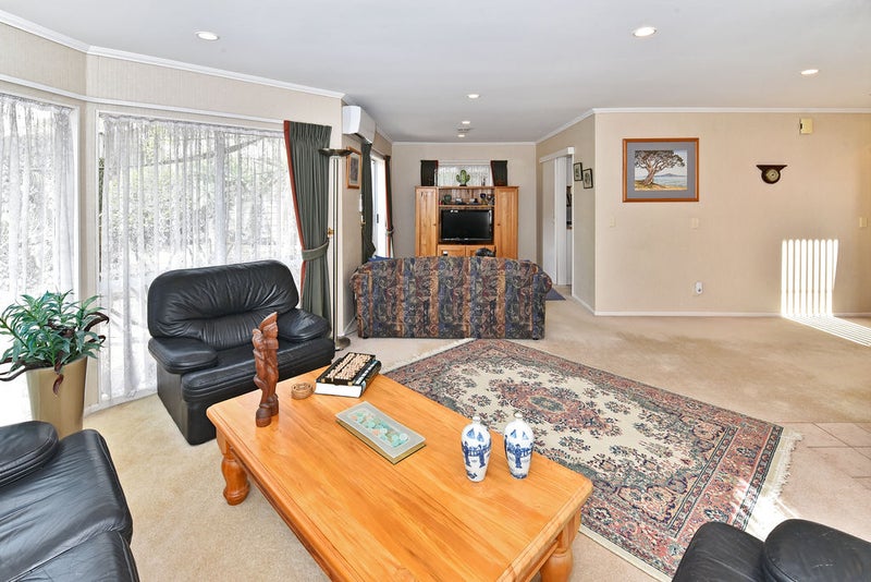2/2 Eske Place, Highland Park, Auckland - Carousel 1
