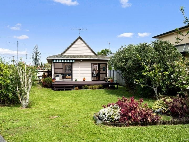 2/13 Ocean View Road, Hillcrest, Auckland - Carousel 1