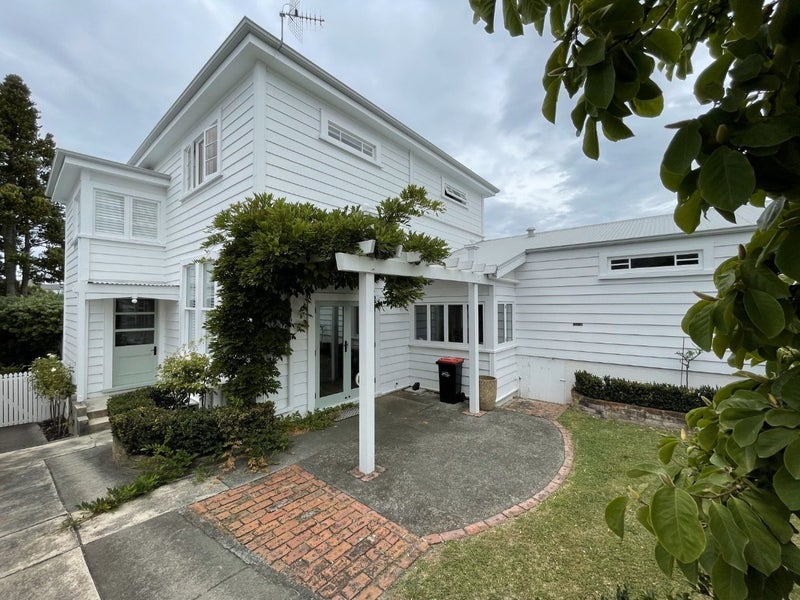 11 Colenso Avenue, Hospital Hill, Napier - Carousel 1