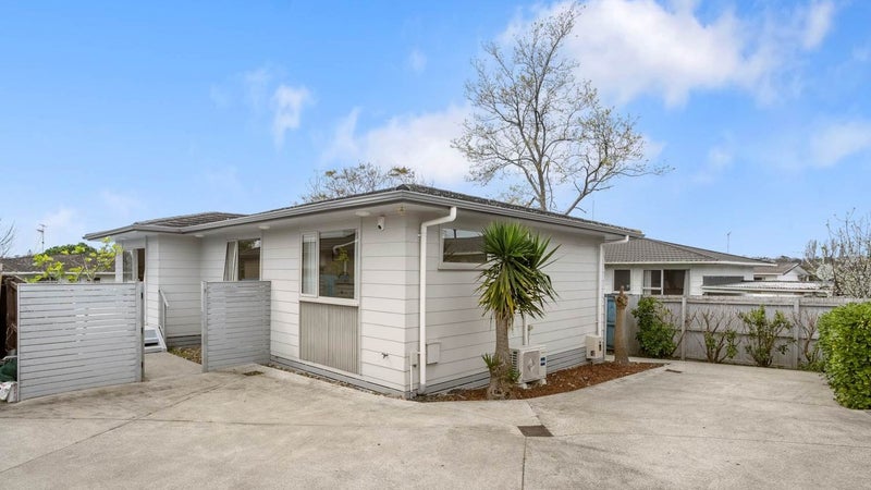 13 Medina Place, Half Moon Bay, Auckland - Carousel 1