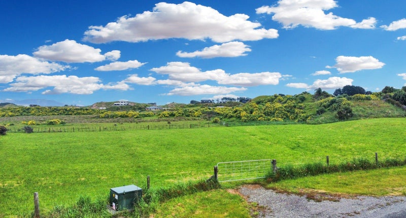 30 Strathnaver Drive, Waikawa Beach, Manakau - Carousel 1