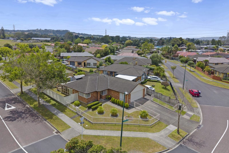 79 Riverton Drive, Randwick Park, Auckland - Carousel 1