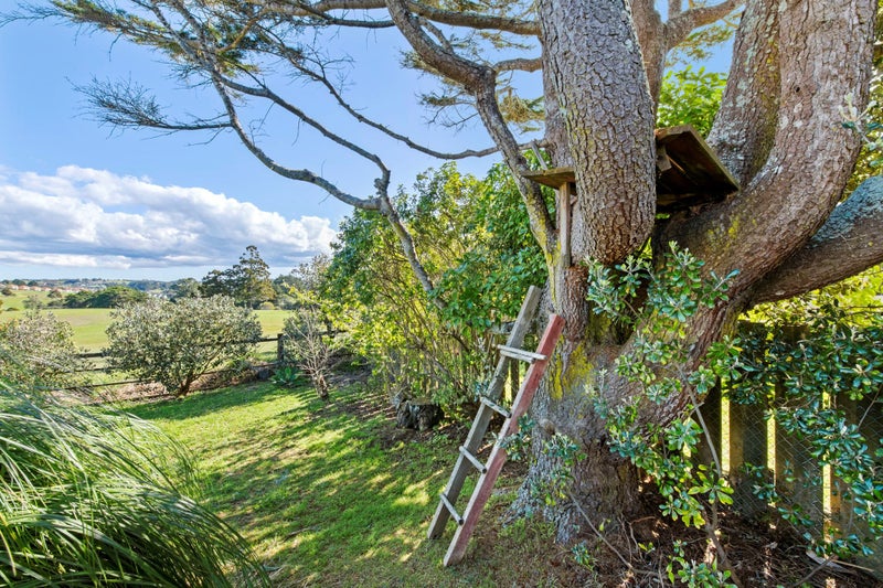 11 Shakespear Road, Army Bay, Whangaparaoa - Carousel 1