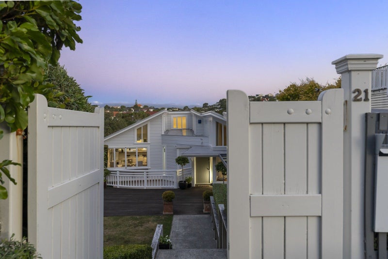 21 Simla Crescent, Khandallah, Wellington - Carousel 1