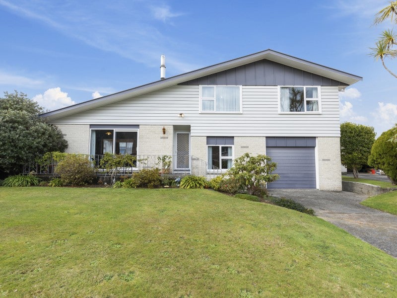 14 Akron Grove, Totara Park, Upper Hutt - Carousel 1