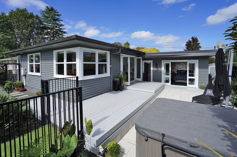 17 Barrie Crescent, Silverdale, Hamilton - Carousel 1