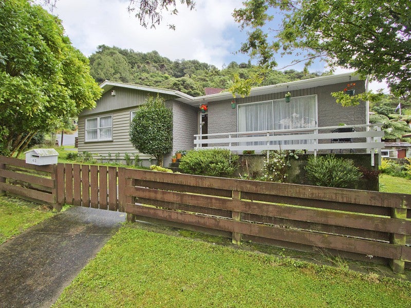 42 KOWHAI ST , PARKWAY, WAINUIOMATA - Carousel 1