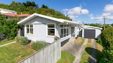80 Beazley Avenue, Paparangi, Wellington - Carousel 1