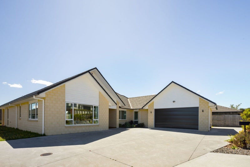 13 Rose Berry Crescent, Flagstaff, Hamilton - Carousel 1