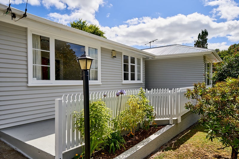 48 Kiwi Crescent, Tawa, Wellington - Carousel 2