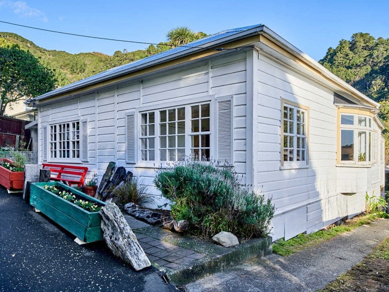 20 Totara Street, Eastbourne, Lower Hutt - Carousel 20